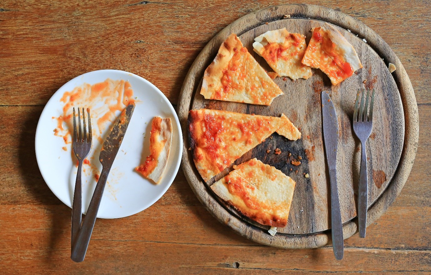 Leftover pizza on a plate.