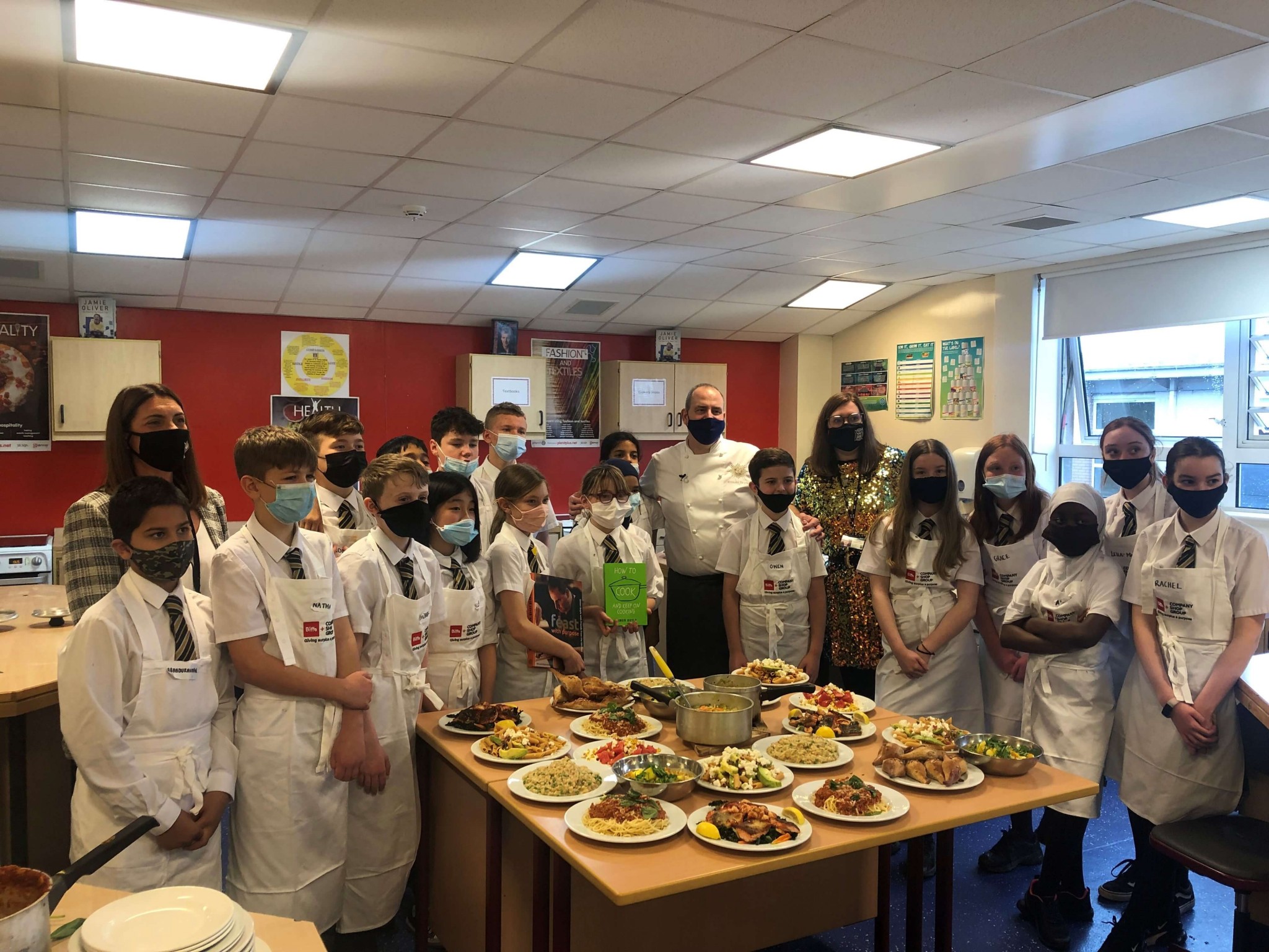 A class learn to cook